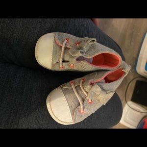 Soft tennis shoes